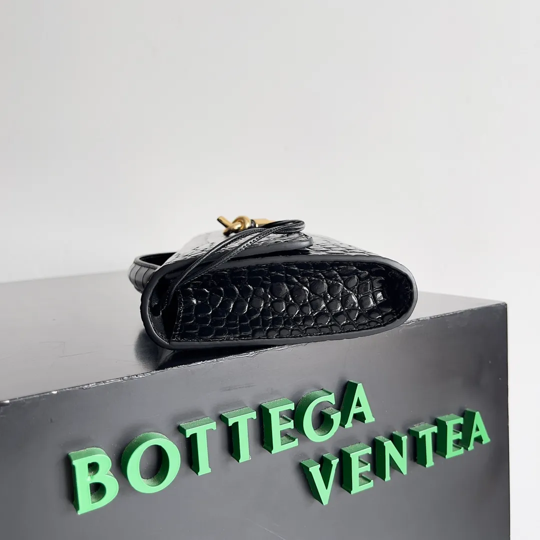 Batch 1420 Bottega Veneta Fall in love with Andiamo at first sight, new design, natural Nile rare leather crocodile pattern complex handbag, a model handbag for women, no need for color cover, no emotional camouflage, immersive depth and excitement, the classic element KNOT knot is inspired, modernist aesthetics and jewelry field craftsmanship reinterpret the knot element, bringing a clutch full of modern texture and elegant and quiet lady spirit. Style number: 741511 Size: 31*13*3cm